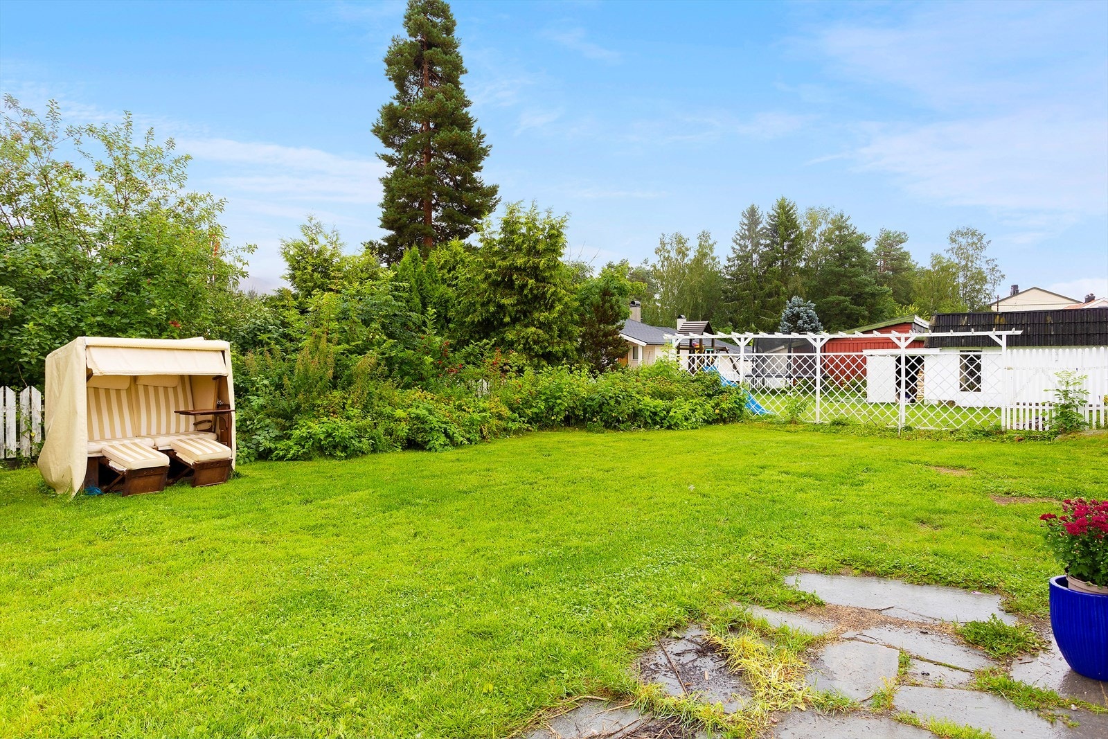 Boligen har en stor hage med gressplen og mye boltreplass. Galleribilde