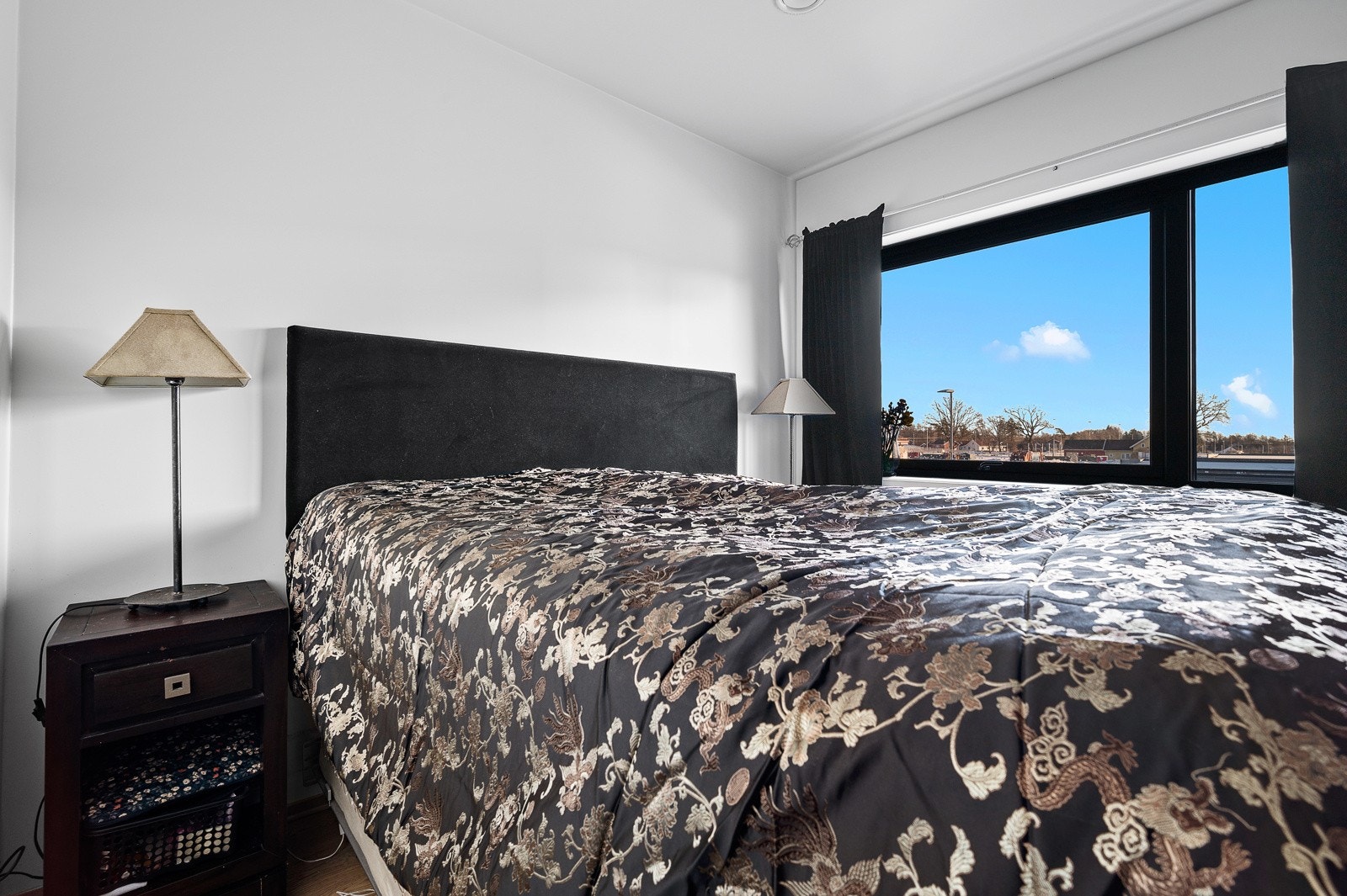 Soverom av god størrelse, med plass til både dobbeltseng og nattbod Galleribilde