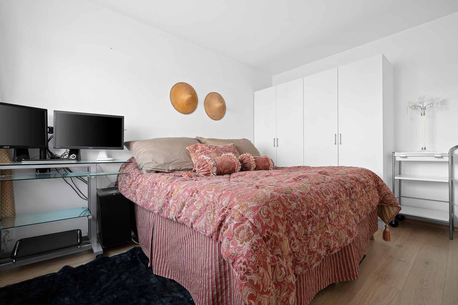 Romslig soverom i hybelen Galleribilde