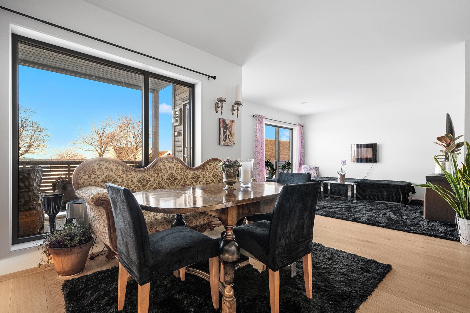 Store vindusflater sikrer rikelig med lysinnslipp Galleribilde