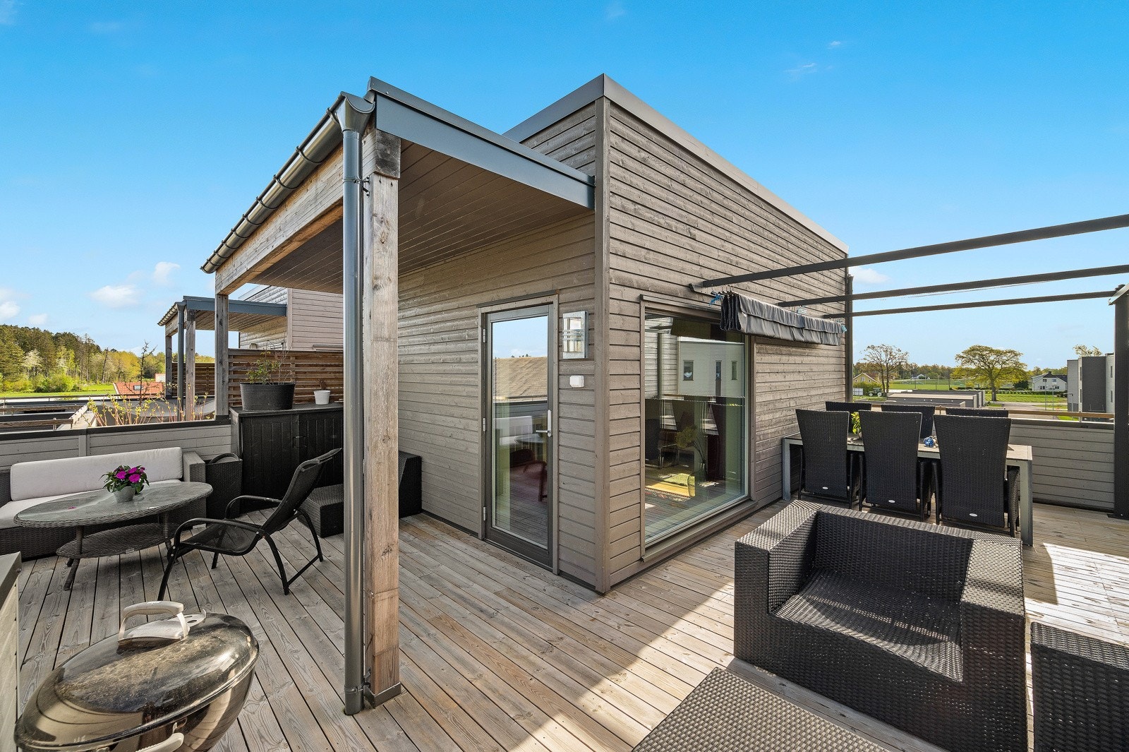 Det er pergola, hvor du kan sitte skjermet for solen Galleribilde