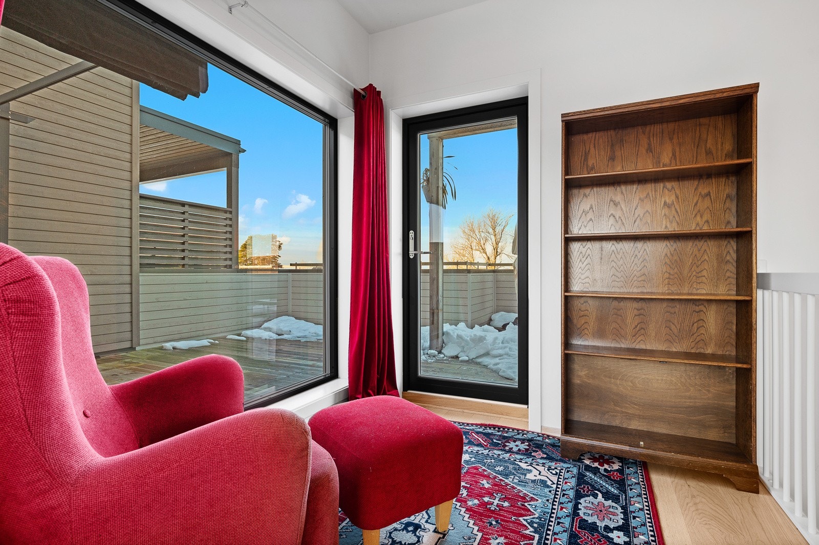 Stue/ soverom i 3. etasje - her er det utgang til takterrasse med gode solforhold og utsikt Galleribilde