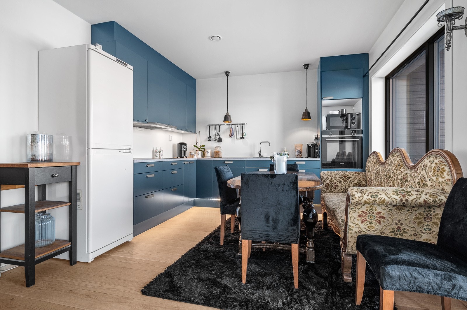 Kjøkken med god oppbevaring, både i over- og underskap Galleribilde