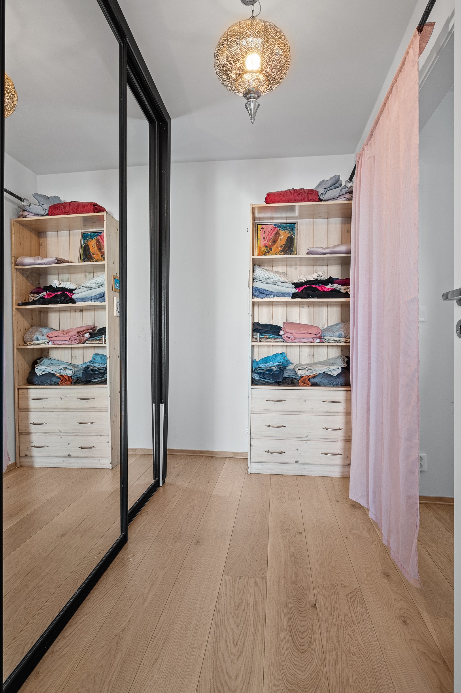 Skyvedørsgarderobe på soverom Galleribilde