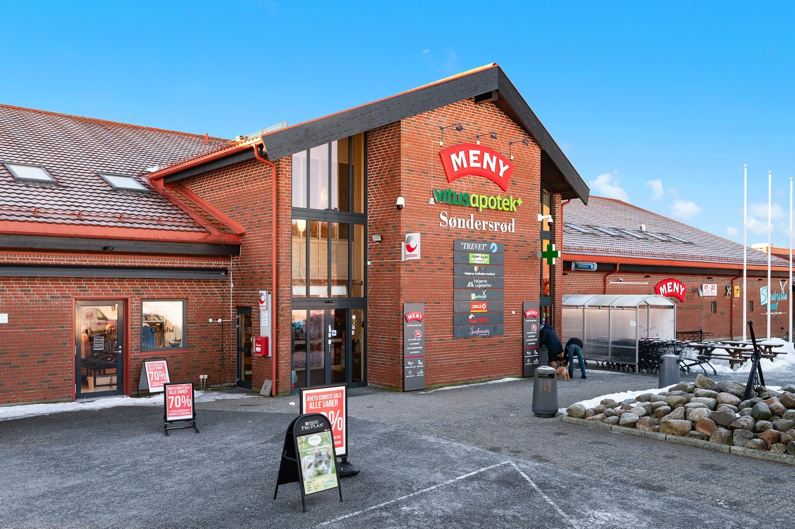 Søndersrødtunet med alt du måtte trenge i hverdagen - her er det blant annet matbutikk, postkontor og apotek Galleribilde