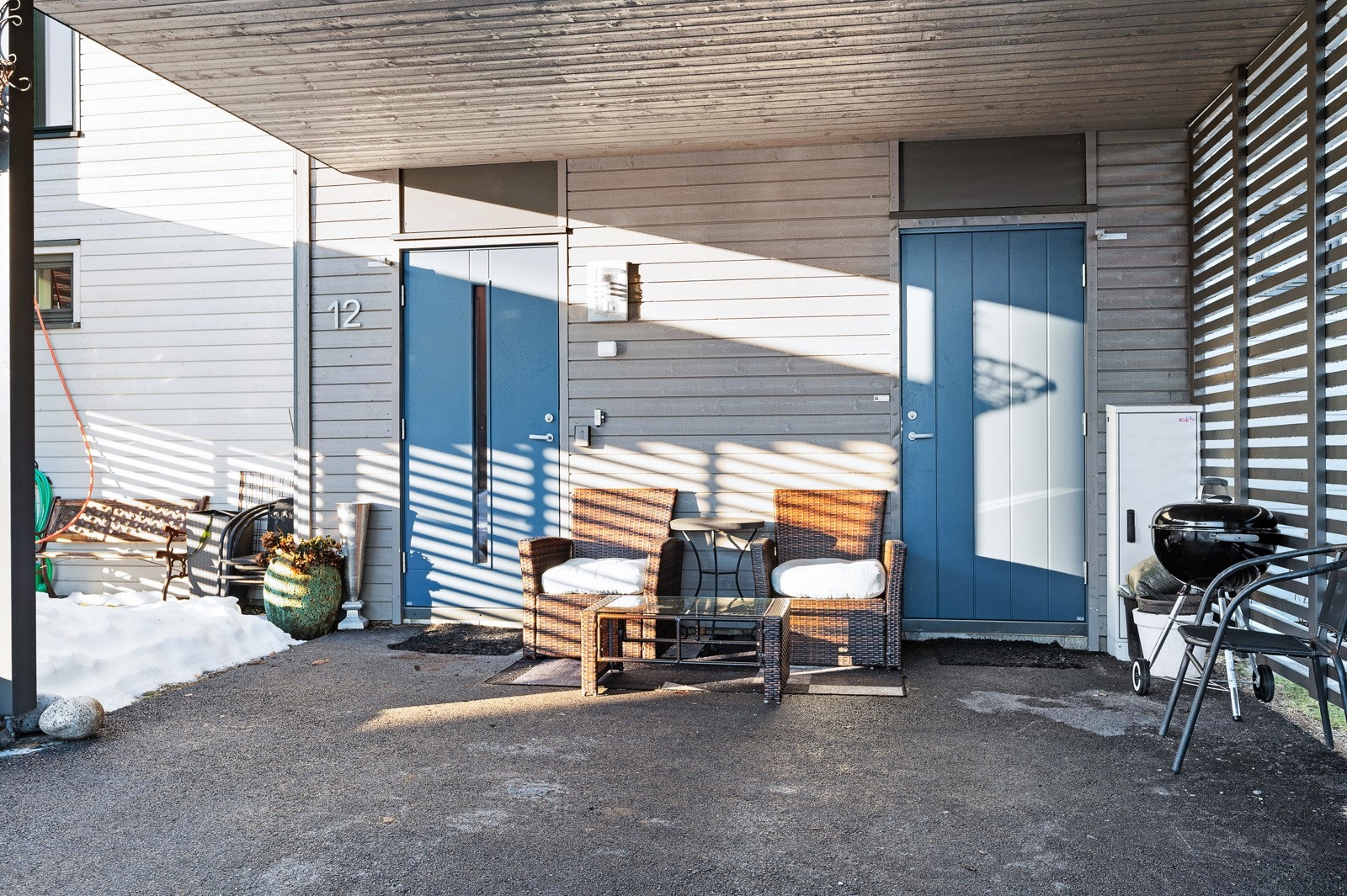 Inngang til hybel til venstre og hoveddelen til høyre, carport i front Galleribilde
