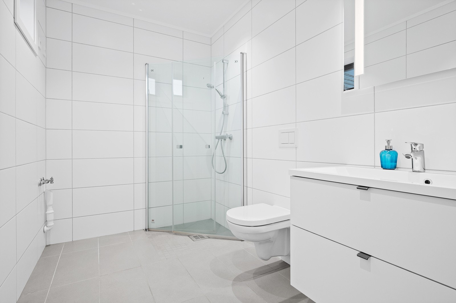 Romslig bad med opplegg til vaskemaskin Galleribilde