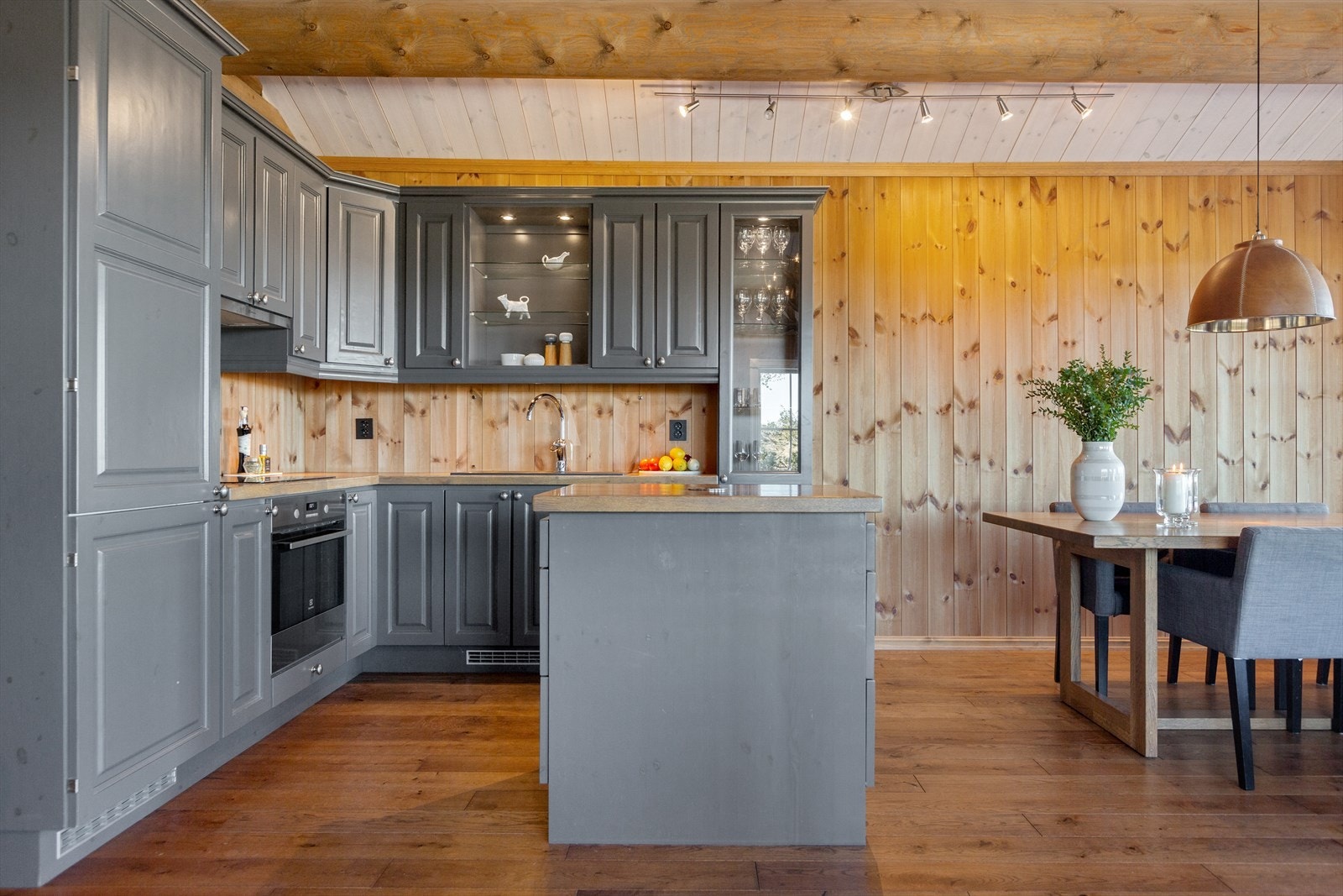 Den har heltre benkeplate i eik og oppvaskkum av kompositt med kran av stål. Galleribilde