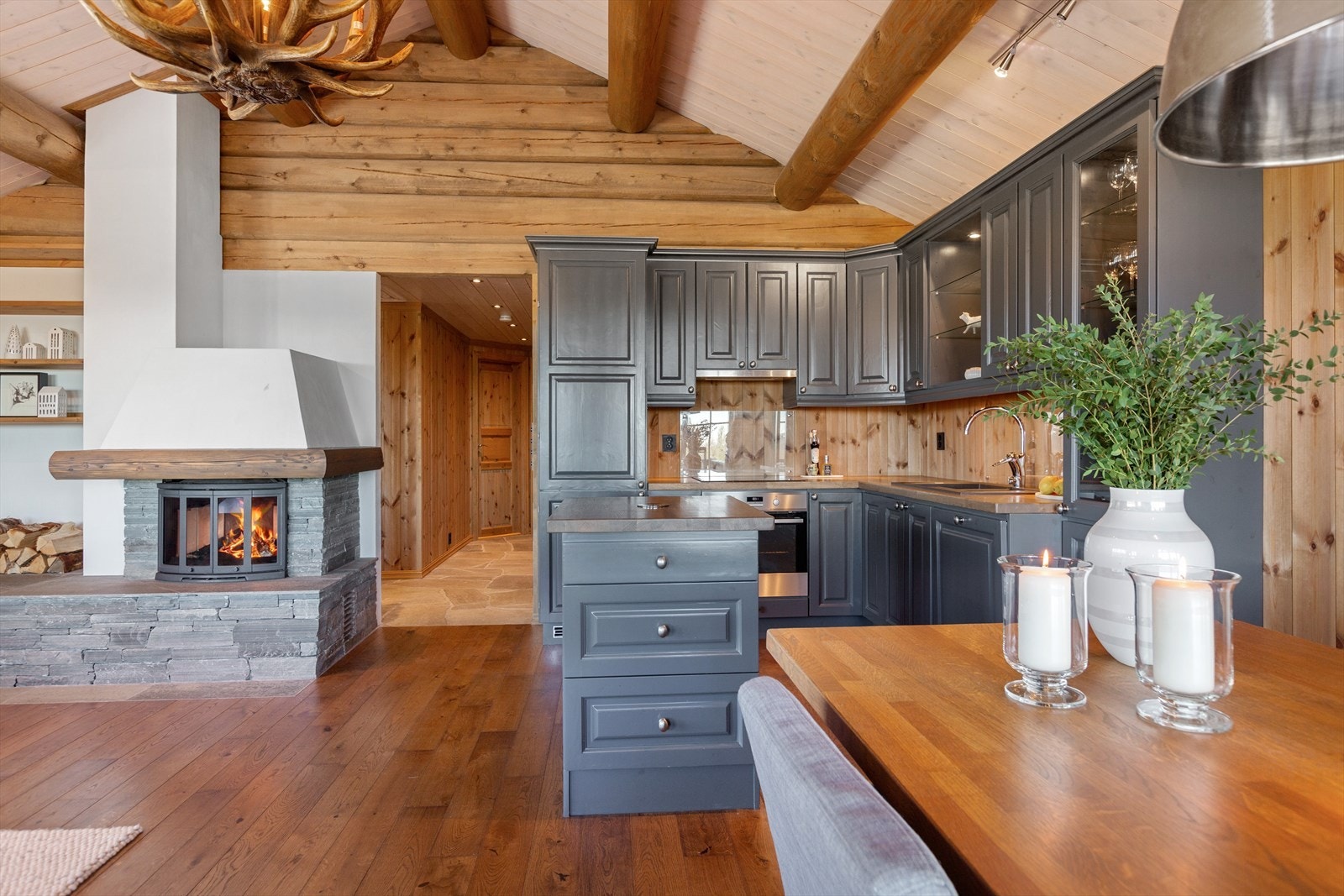 Kjøkkenet har en stilig innredning i heltre med over-og underskap. Galleribilde