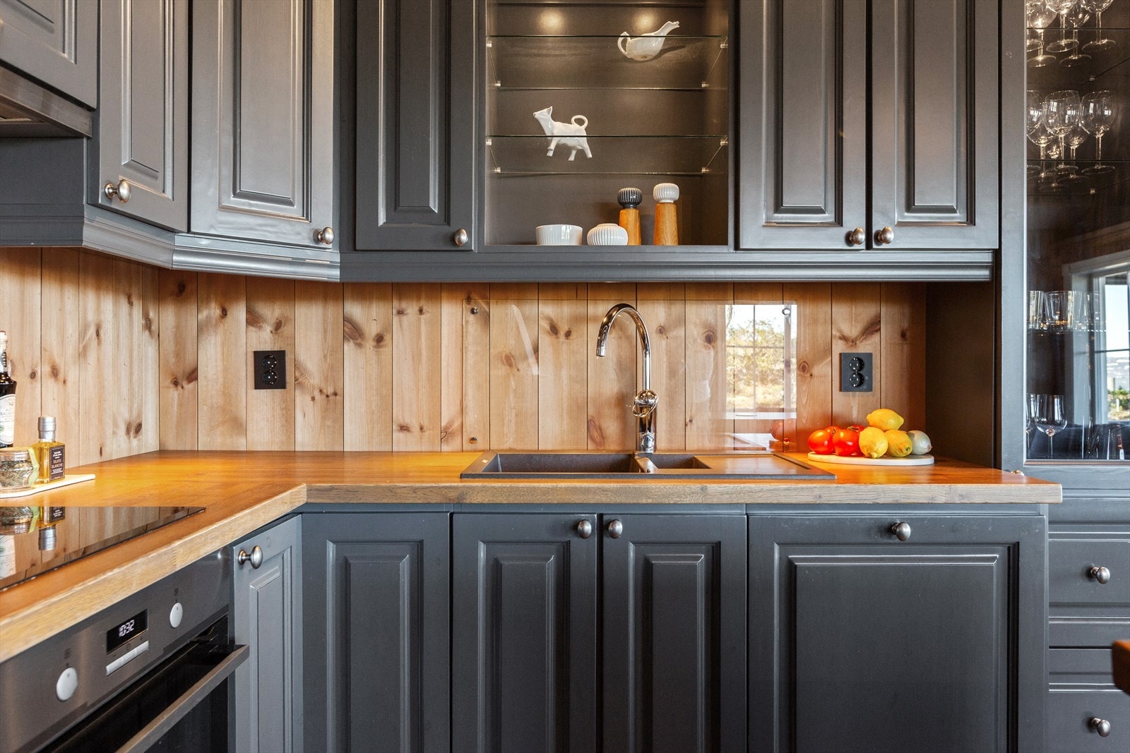 Det er montert komfyrvakt og vannstoppeføler. Galleribilde