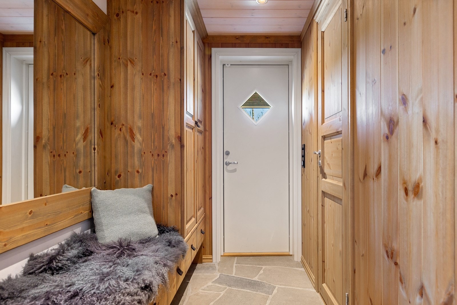 Gangen og entrén har skiferheller med varmekabler på gulvet, så klær og sko tørker raskt etter en aktiv dag ute. Galleribilde