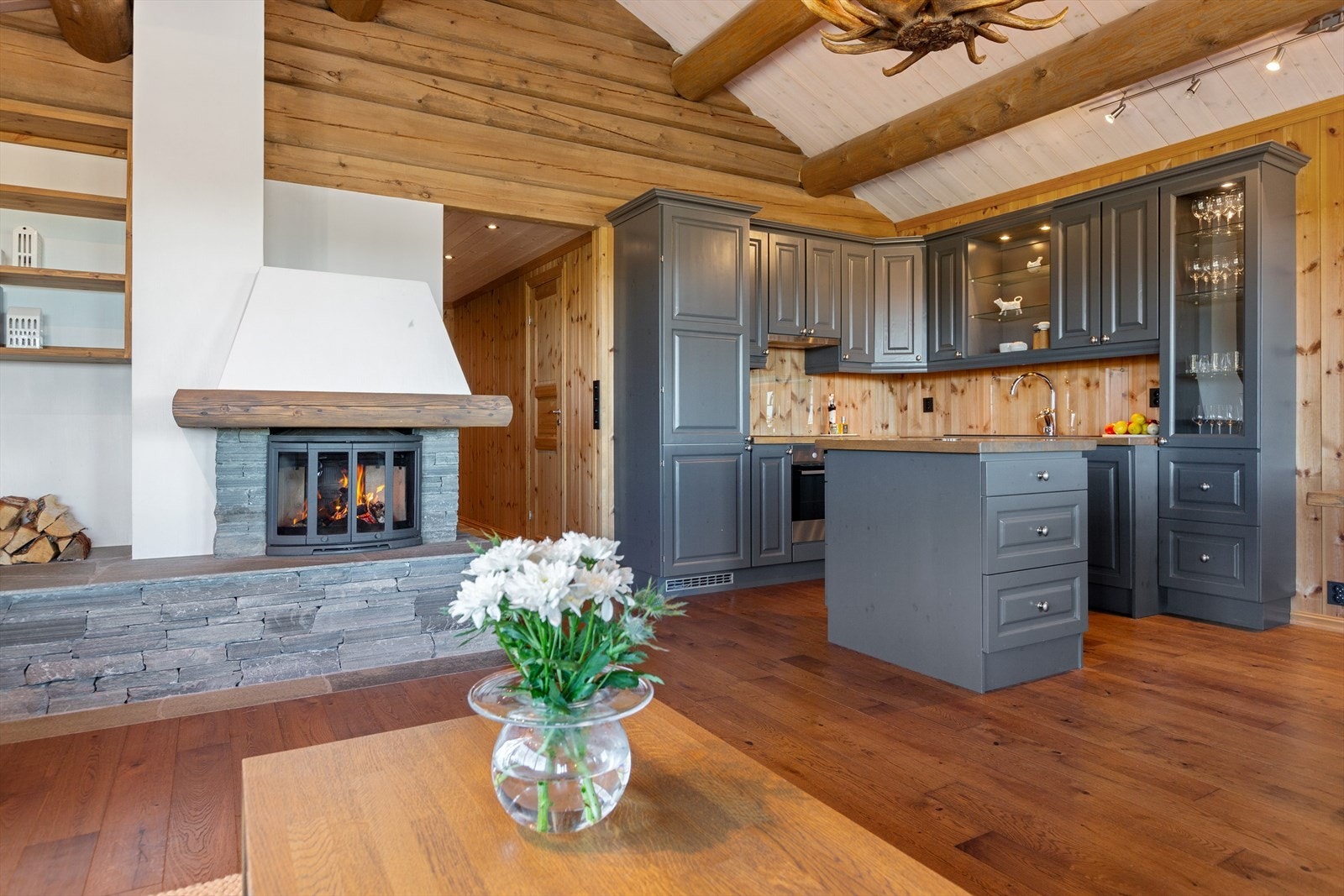 I en åpen og luftig hytte som denne er det enkelt for kokken å være sosial samtidig som maten tilberedes. Galleribilde