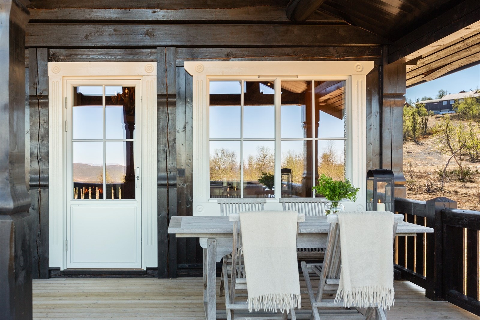 På terrassen kan en nyte gode sommerdager. Det er også mulighet for flere fine uteplasser på tomta. Galleribilde