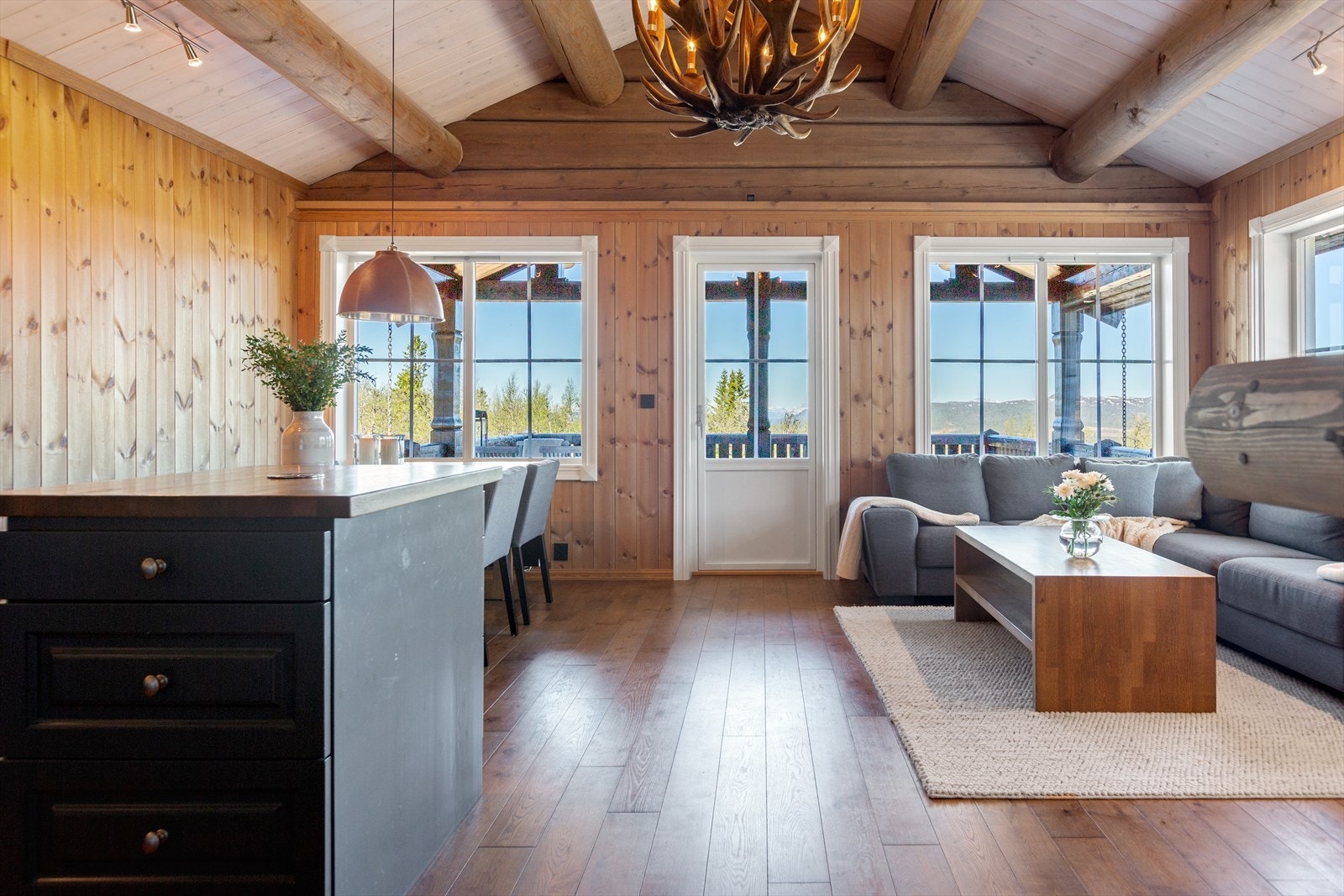 Eiendommen har høy hyttestandard på overflater, materialvalg og utstyr, og har innlagt strøm, vann og avløp. Galleribilde