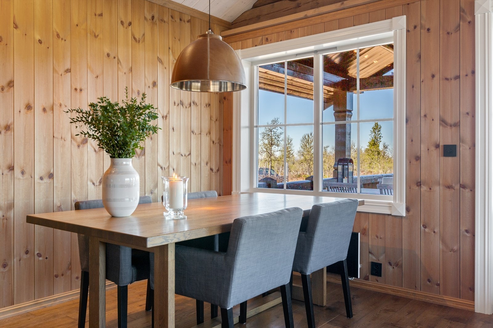 Frokosten nytes gjerne rundt spisebordet med utsikt mot omkringliggende natur. Galleribilde