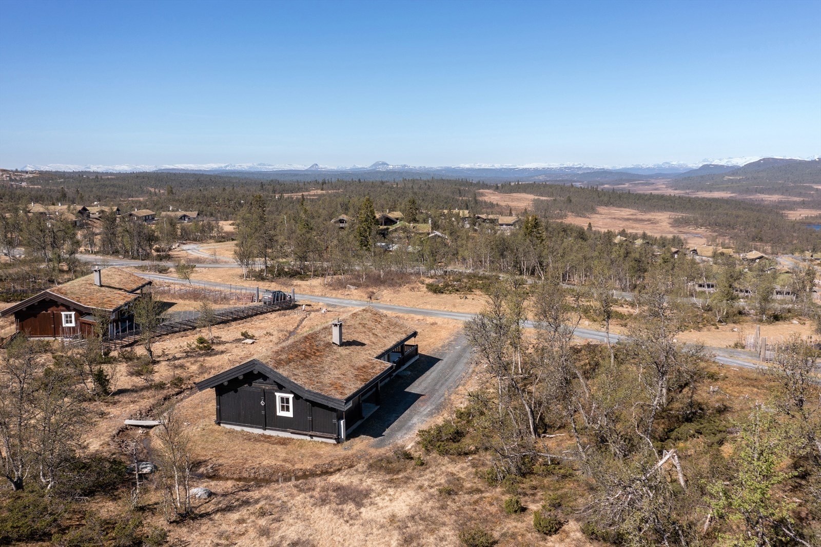 Med sin vakre beliggenhet i ei trivelig hyttegrend, og kort vei til snaufjell og turstier, er hytta et flott utgangspunkt for turer sommer som vinter. Galleribilde