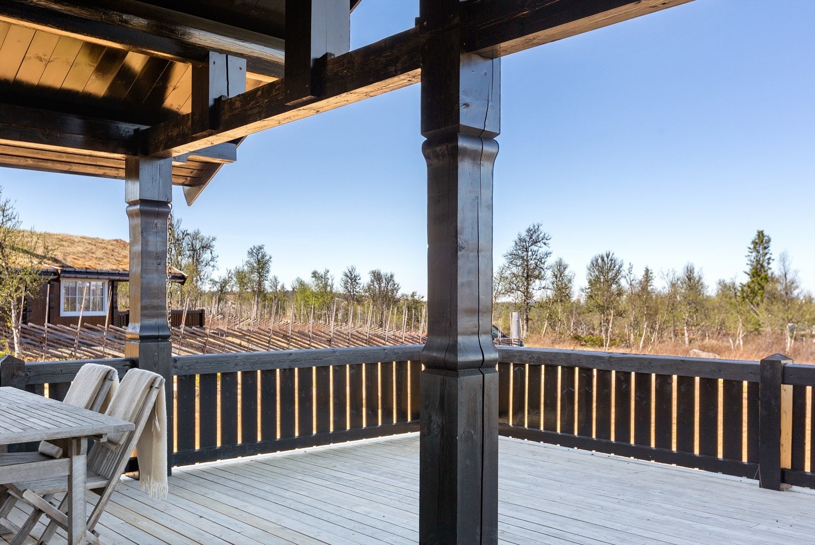 Her kan en glede seg til varme sommerdager, klare høstdager med vakre farger på trær og lyng, samt synet av hvite vidder en frisk vinterdag. Galleribilde