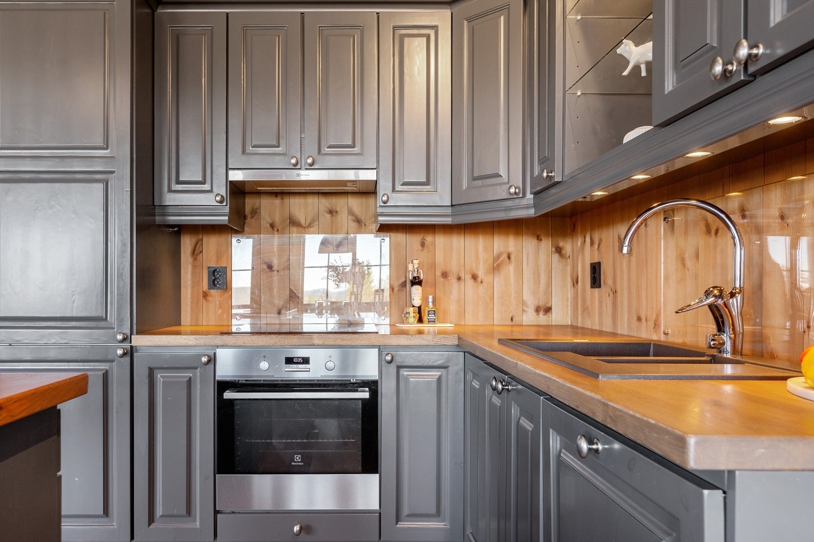 Innredningen har integrerte hvitevarer med komfyr, koketopp, ventilator, oppvaskmaskin og frys/kjøleskap. Galleribilde