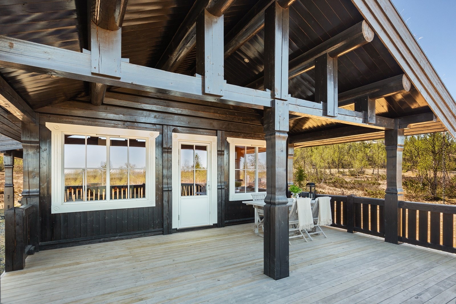 Fra stua er det utgang til en stor, overbygd terrasse. Her er det god plass til utemøbler, og dette vil være et flott "uterom" i sommerhalvåret. Galleribilde