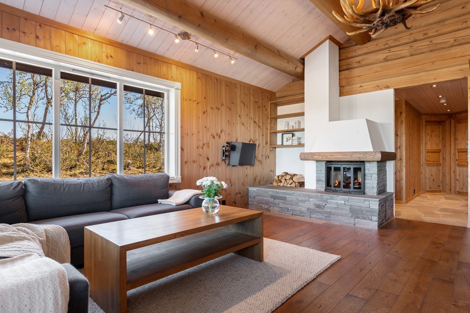 En stilig plassmurt peis med innsats, forblendet med skifer, gir den perfekte hyttestemningen. Galleribilde