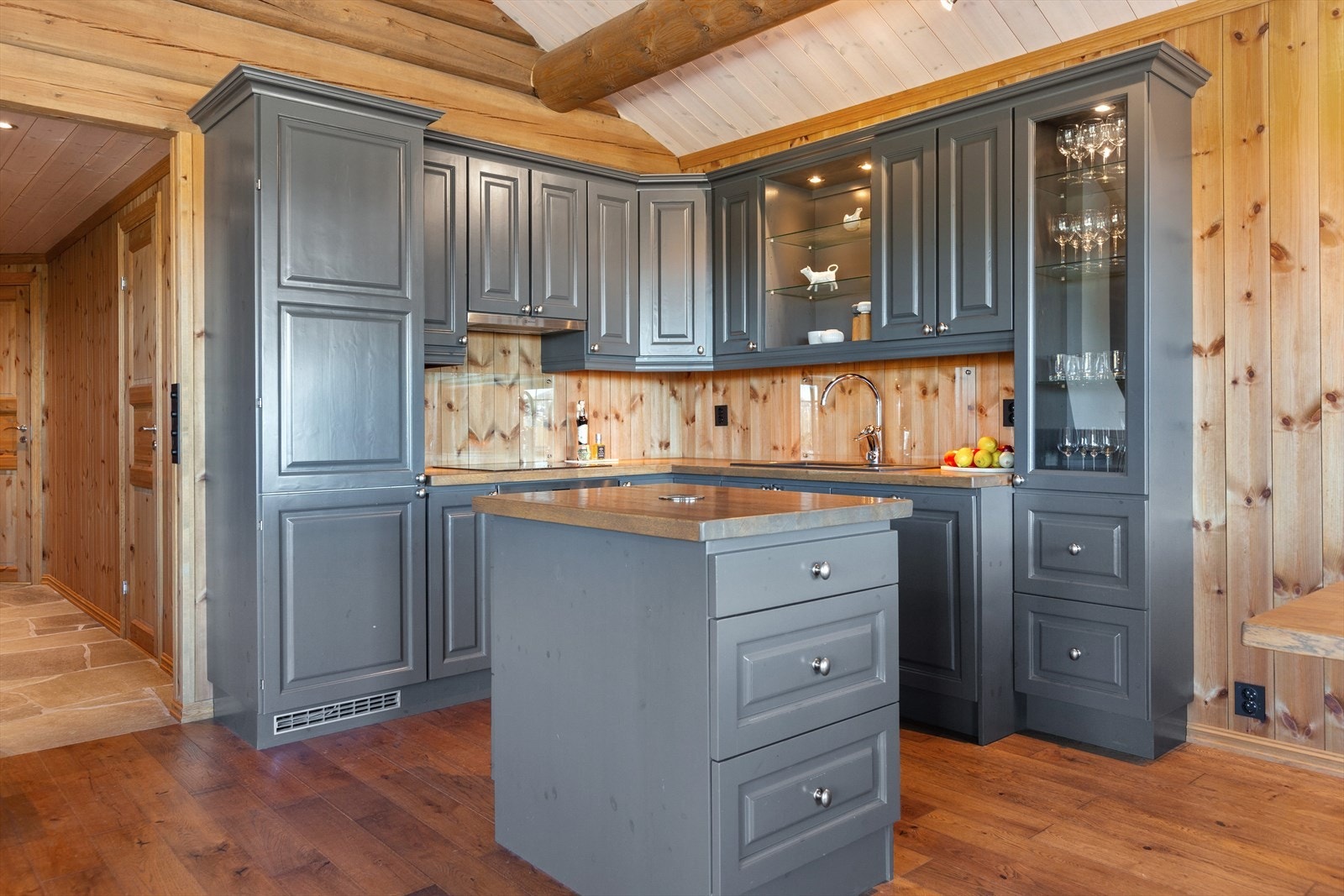 En liten kjøkkenøy med skuffer og benkeplate i eik gir ekstra oppbevaringsplass og benkeplass. Galleribilde