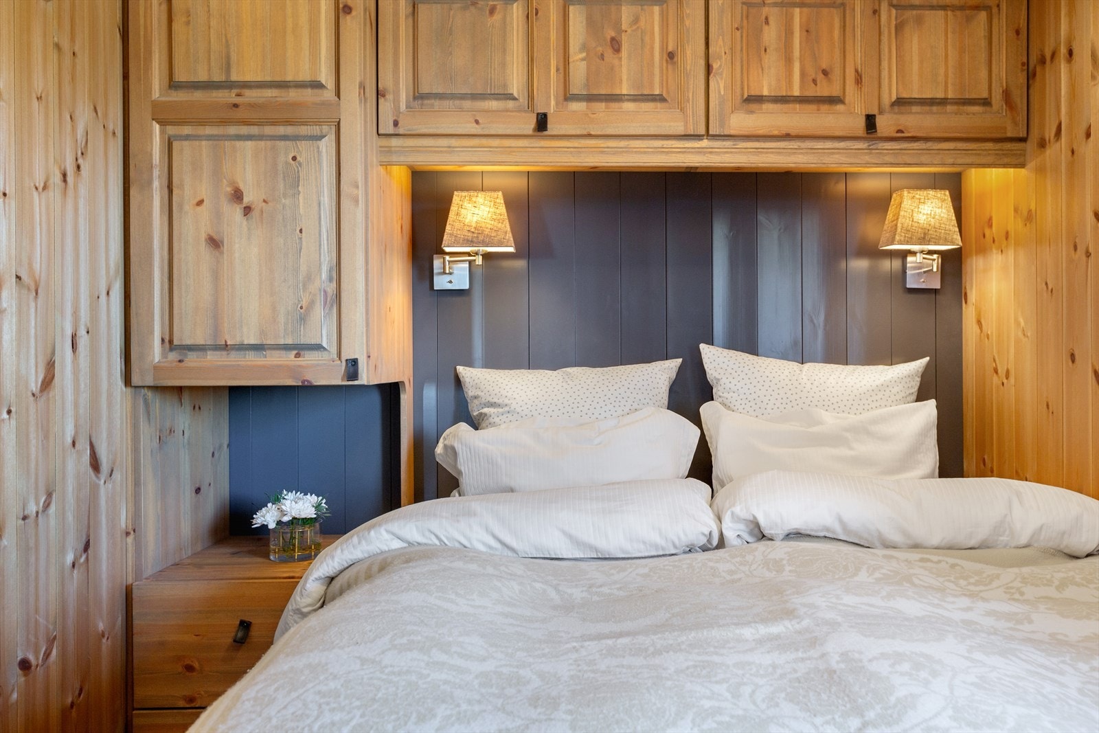 Hovedsoverommet har dobbeltseng med skapomramming. Galleribilde