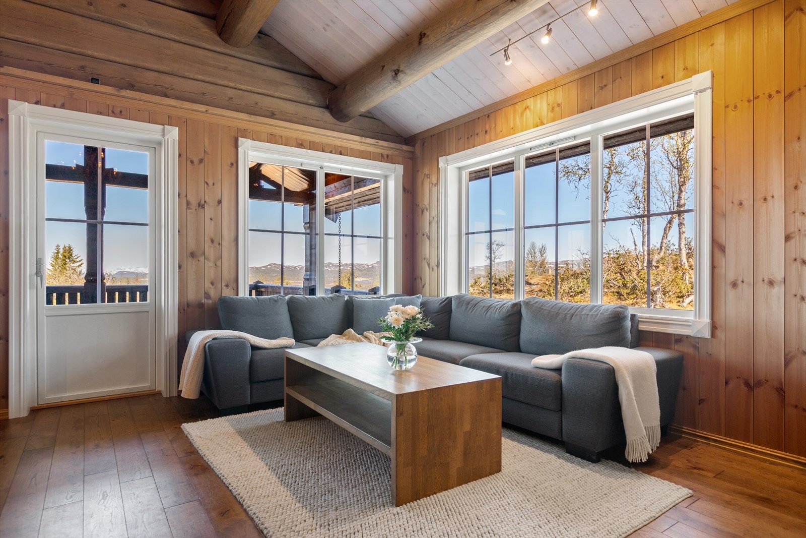 God romfølelse skapes av den gode takhøyden med de synlige tømmeråsene og de mange vinduene som slipper inn godt med naturlig lys. Galleribilde