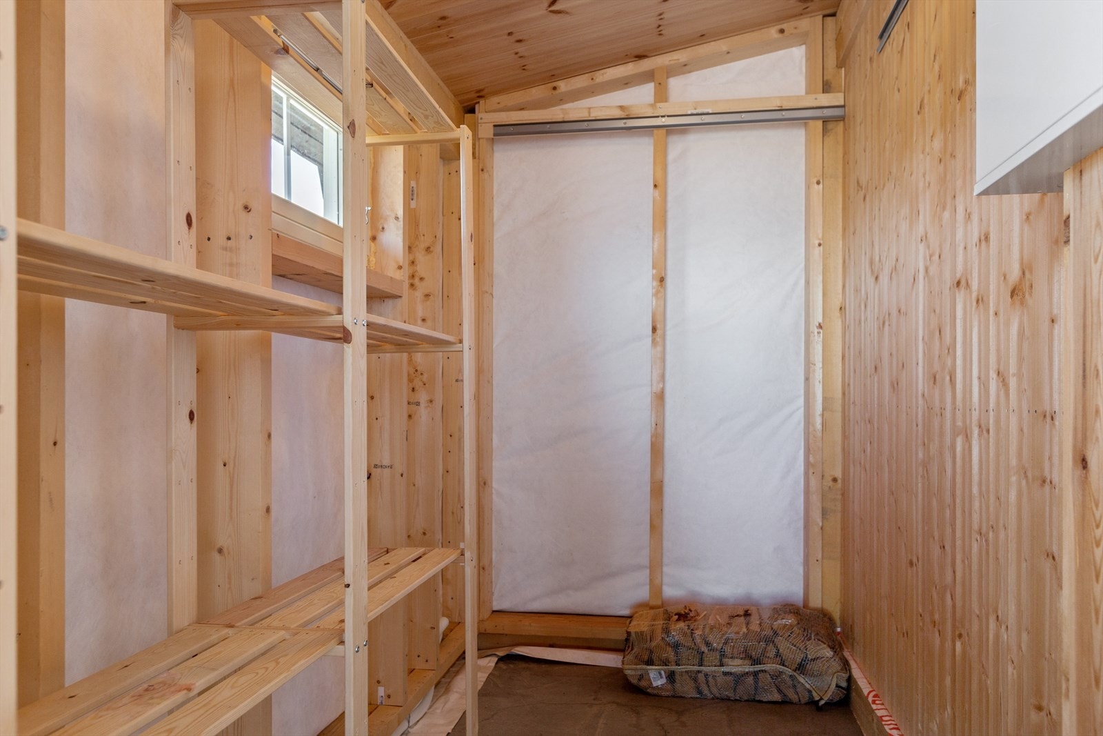 En romslig utebod rett ved inngangsdøren er kjempepraktisk for å lagre alt en trenger av utstyr, for eksempel ski, sykler, grill med mer. Galleribilde