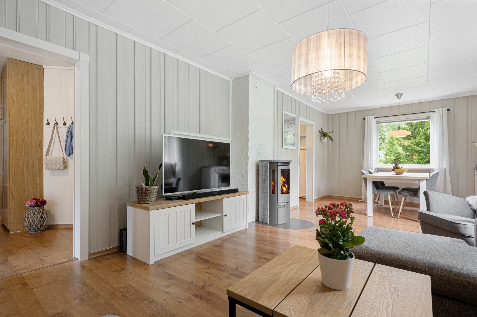 Stuen er romslig med plass til sofagruppe og spisestue Galleribilde