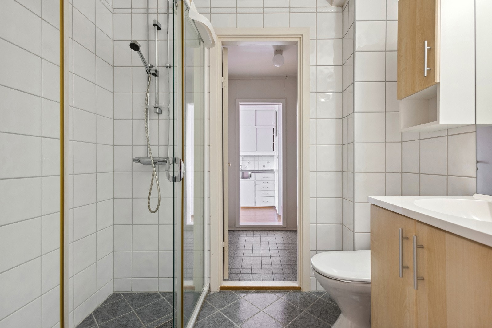 Fra badet er det gjennomgang til innredet rom/bod og videre til kjøkkenet. Galleribilde