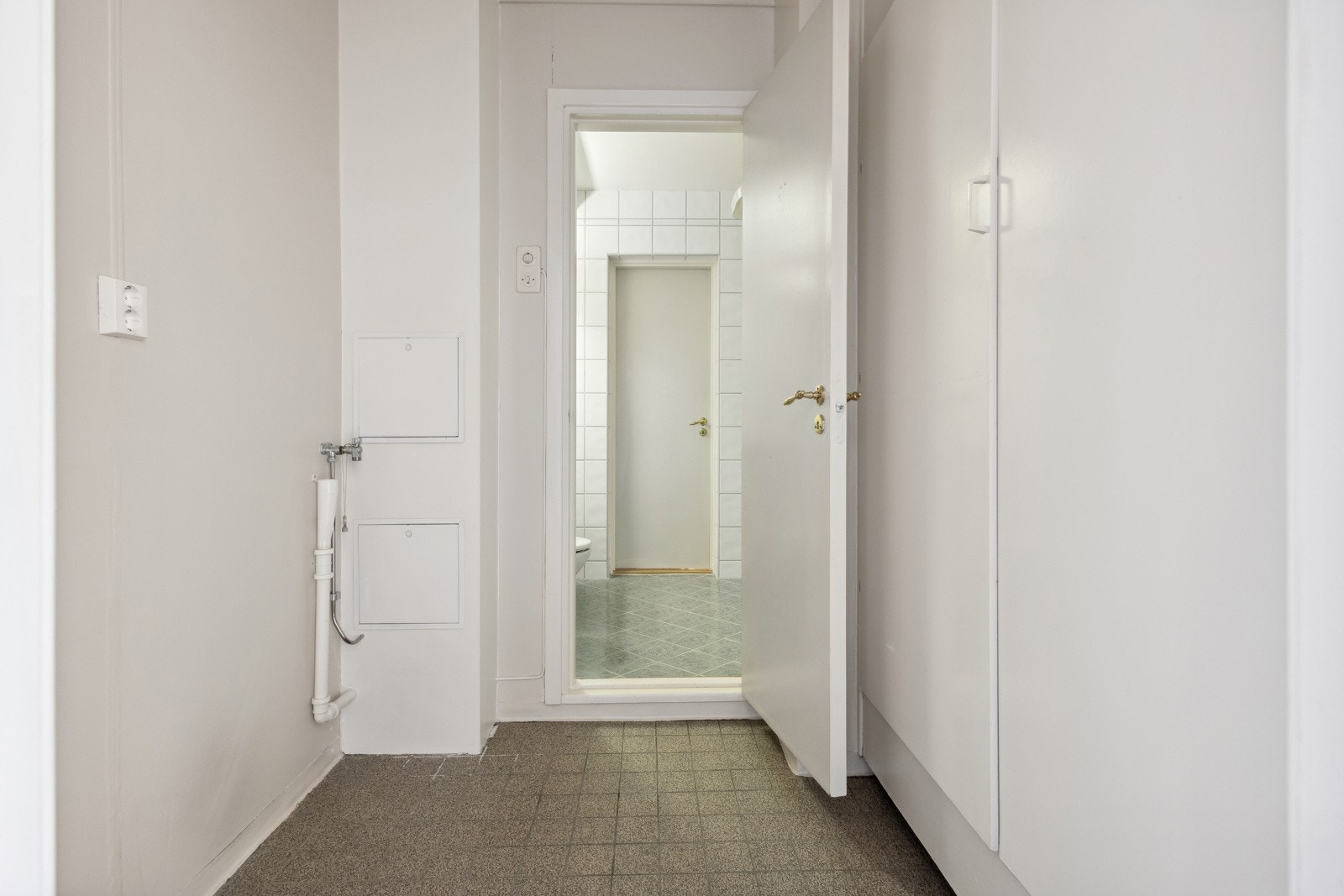 Innredet rom/bod med opplegg for vaskemaskin. Galleribilde