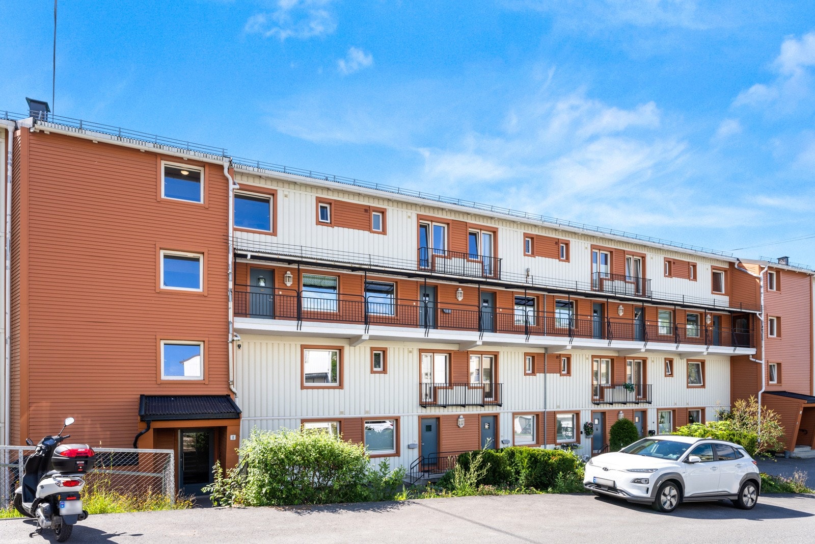 Området har nærhet til skoler, barnehager og offentlig kommunikasjon, samt et rikt utvalg av fasiliteter og servicetilbud. Galleribilde