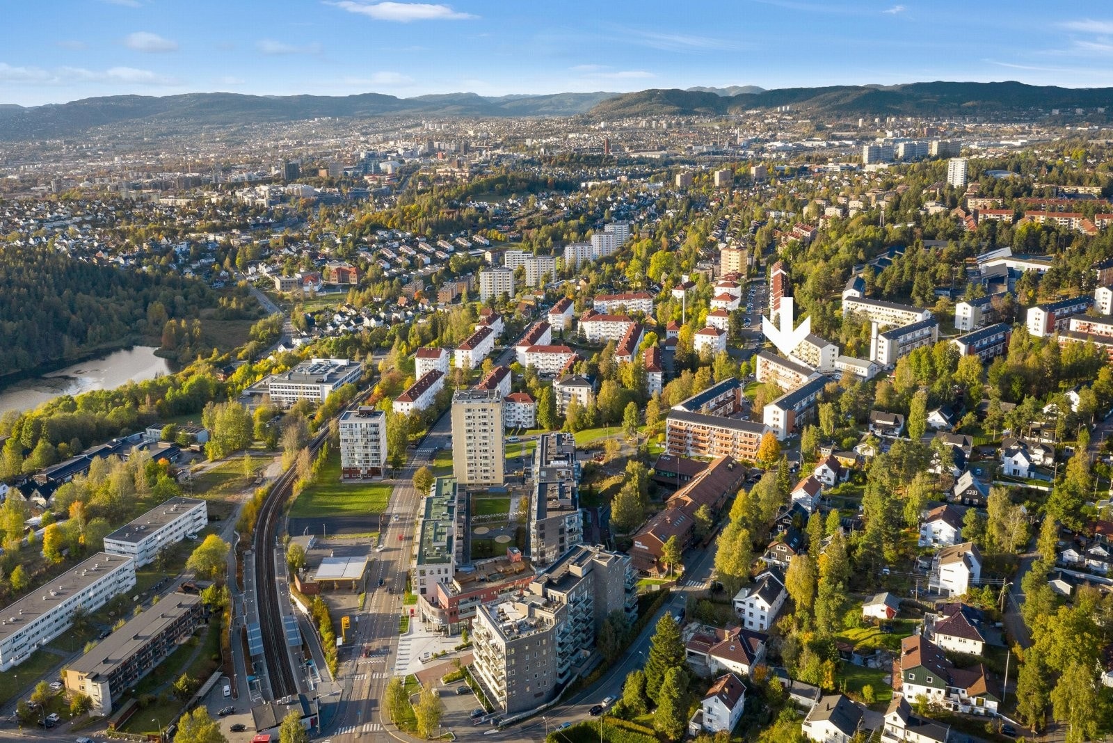 Meget sentral beliggenhet. Fra boligen (markert med pil) er det kort gange til Oppsal senter og Oppsal T-bane nede til venstre i bildet. Galleribilde