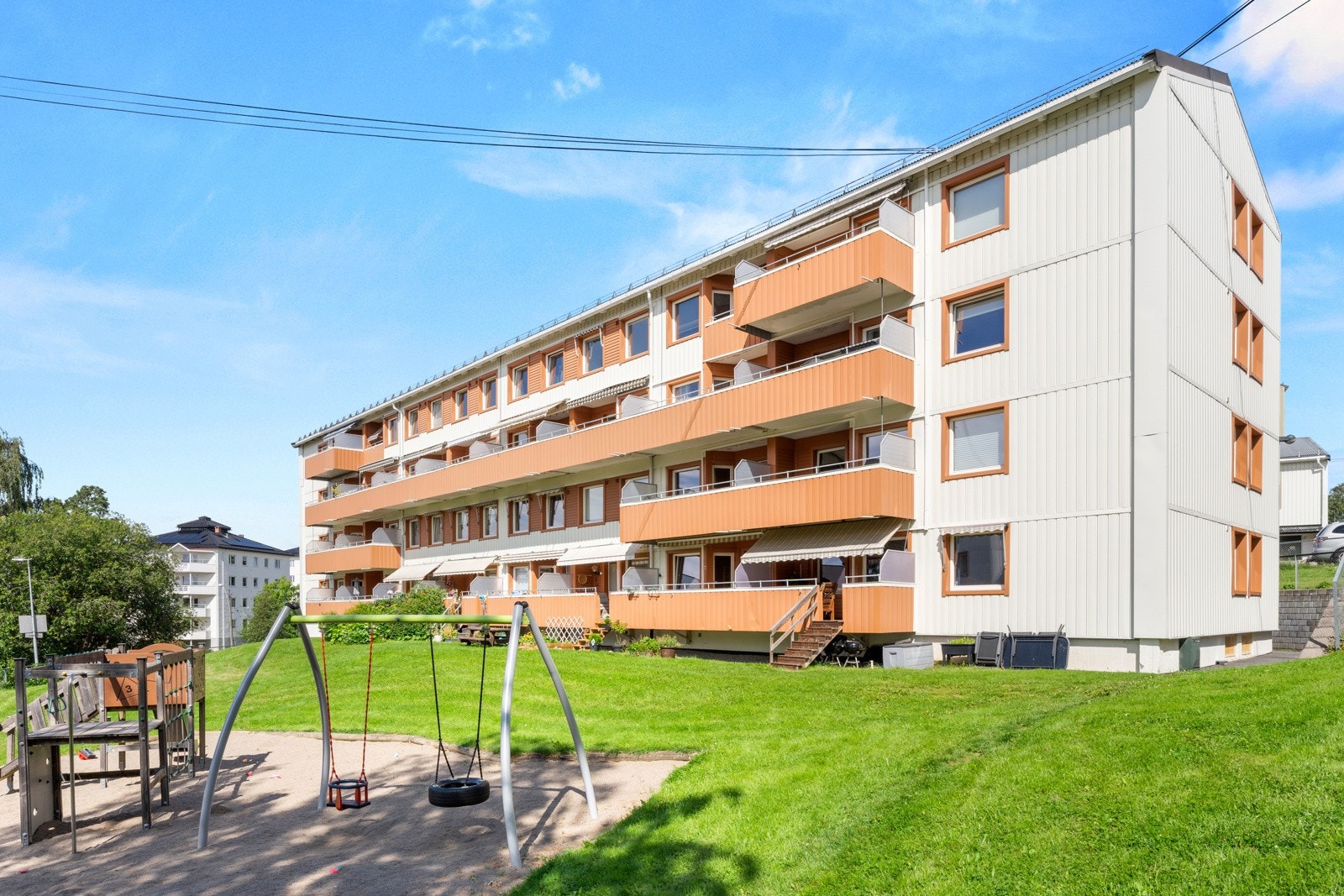 Leiligheten ligger flott til i byggets tredje og fjerde etasje, og har en sentral og meget attraktiv beliggenhet i et populært og barnevennlig boligområde på Oppsal i Oslo. Galleribilde