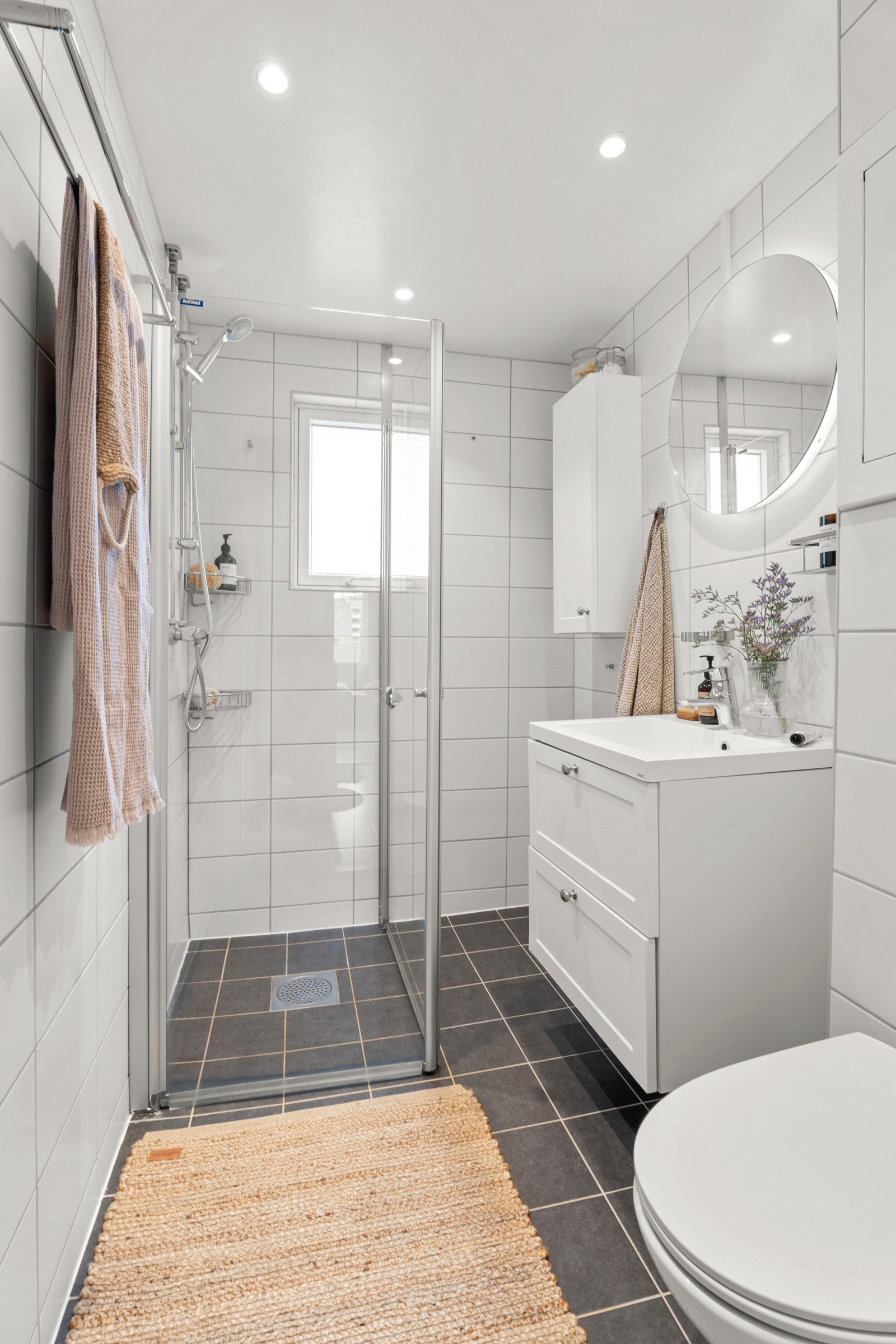 Badet ble rehabilitert i regi av borettslaget i 2018, og fremstår som moderne, velholdt og pent. Galleribilde