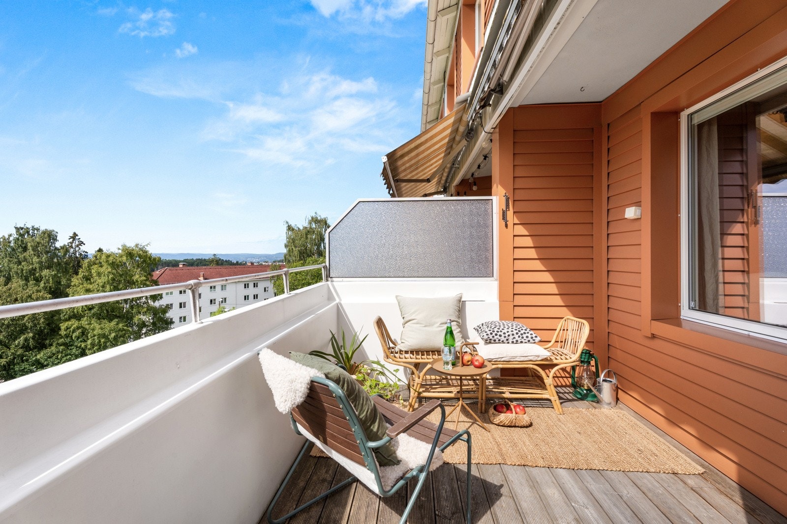 Fra stuen er det utgang til en dels overbygd balkong på ca. 8 kvm med svært gode solforhold. Galleribilde