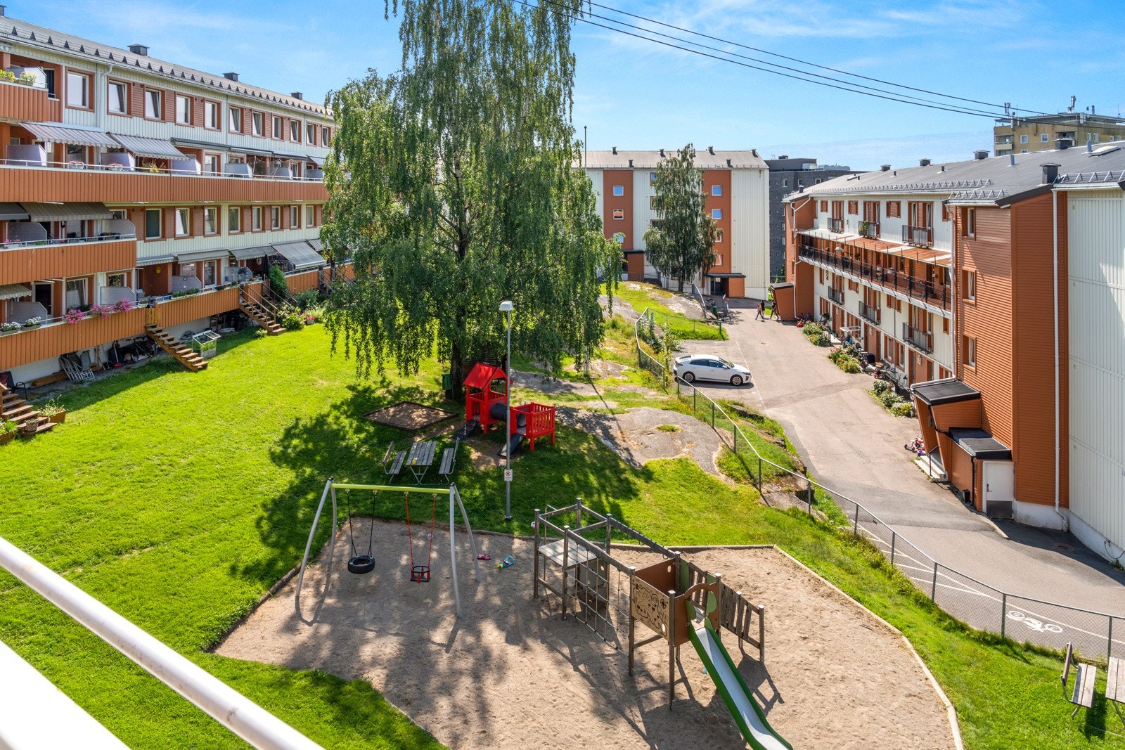 Fra balkongen er det også utsikt ned mot en av borettslagets lekeplasser. Galleribilde