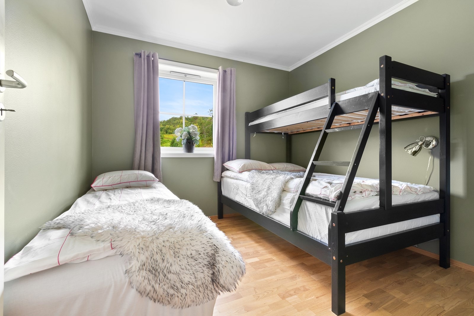 Hovedsoverommet ligger i første etasje og har plass til familiekøyseng eller dobbeltseng Galleribilde