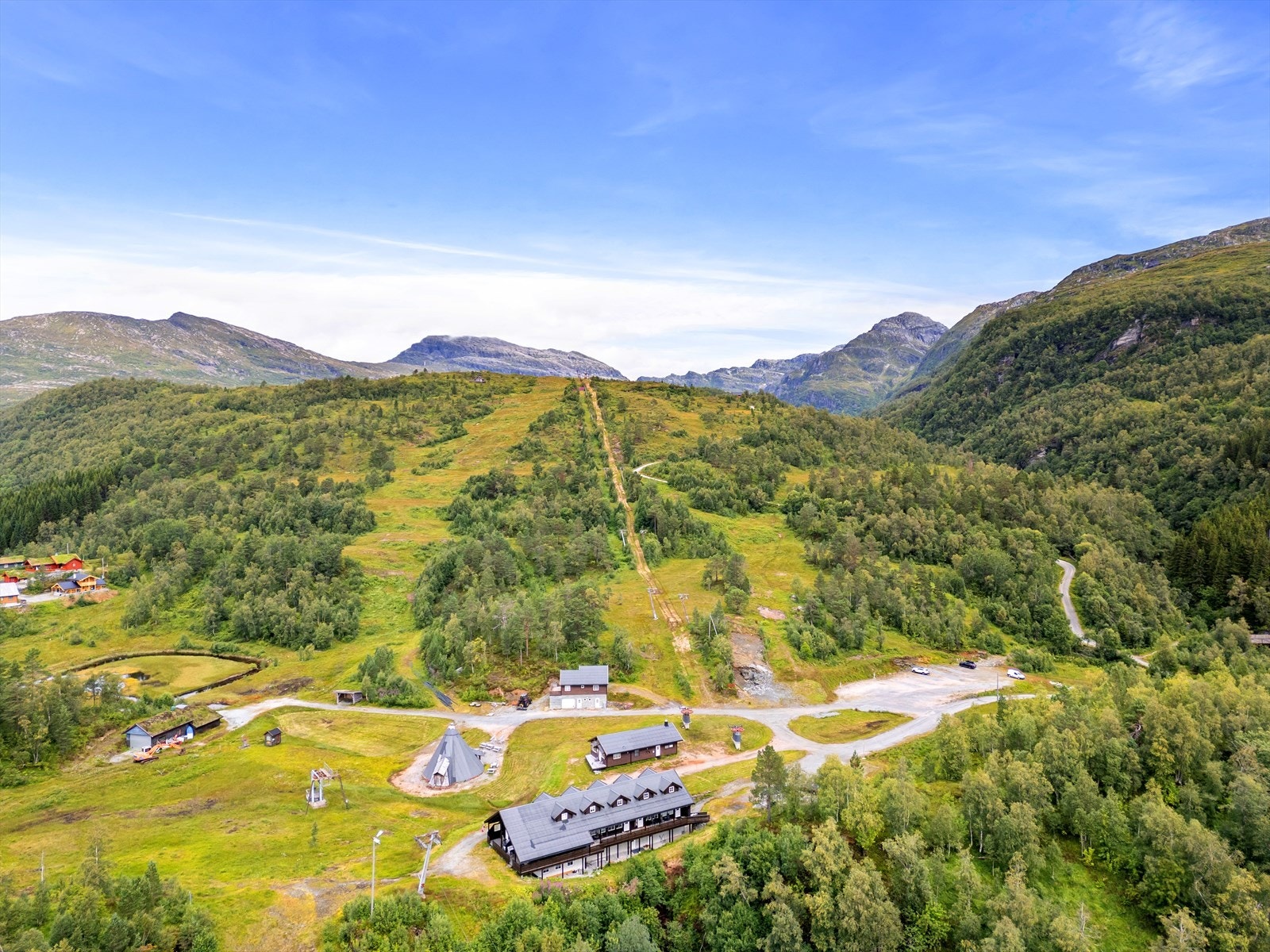Kvamskogen byr på imponerende natur og er et ideelt sted for fritidsaktiviteter året rundt. Her finner du utallige turmuligheter for både store og små, sommer som vinter Galleribilde