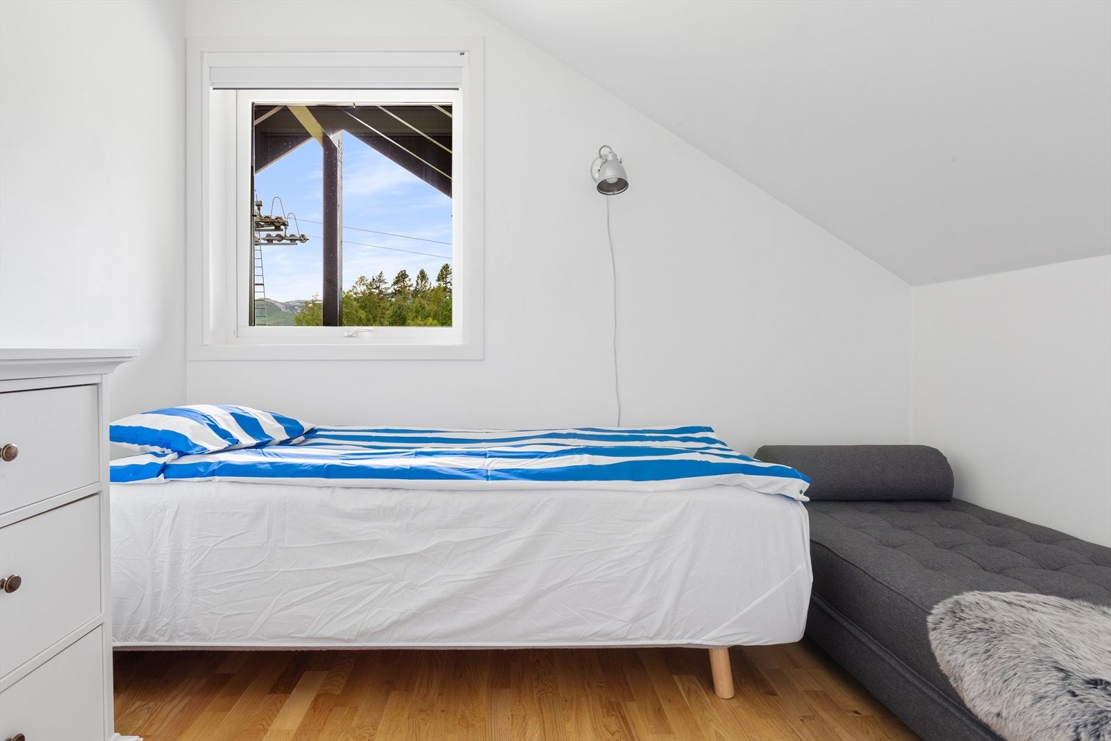 Disse rommene er lyse og innbydende og gir fleksibilitet for overnattingsgjester Galleribilde