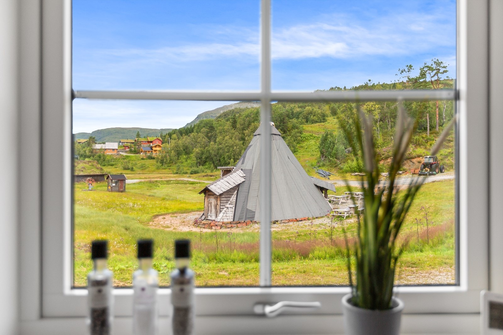 Fin utsikt fra kjøkkenet mot nærområdet Galleribilde