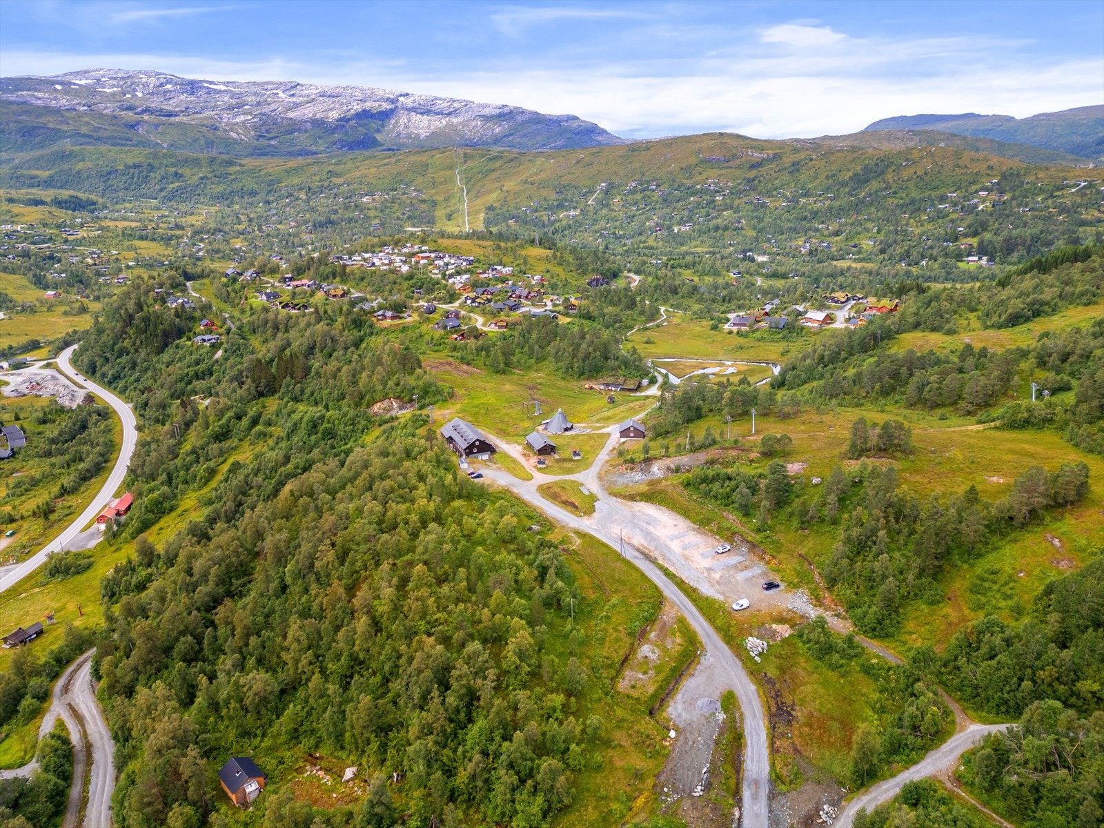 Toppturer kan inkludere Tveitakvitingen, Byrkjefjell og Iendefjell. Disse områdene er også svært populære for fotturer om sommeren! Galleribilde