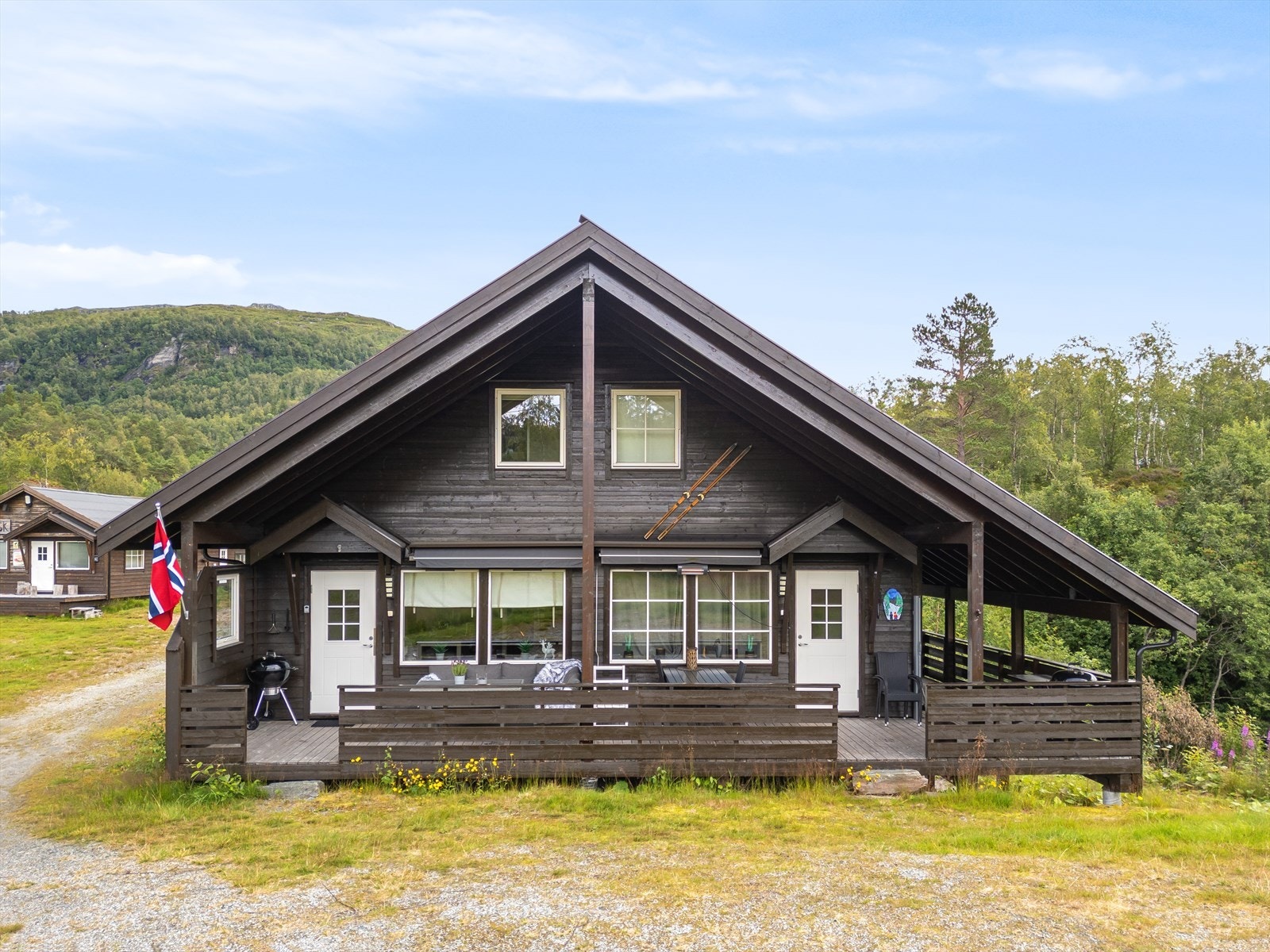 Leiligheten har overbygget inngangsparti og terrasse Galleribilde