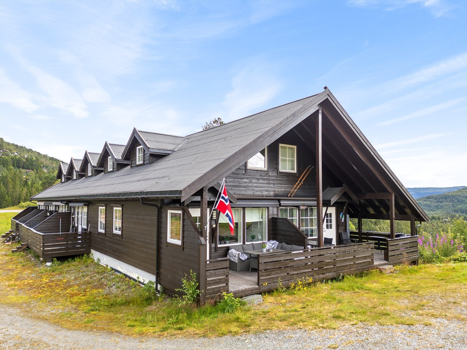 Norheimsund og Hardangerfjorden ligger heller ikke langt unna, ca. 15 minutter med bil. Norheimsund har et godt utvalg av matbutikker, vinmonopol, restauranter, kafeer, lokale butikker og Straumen kjøpesenter Galleribilde