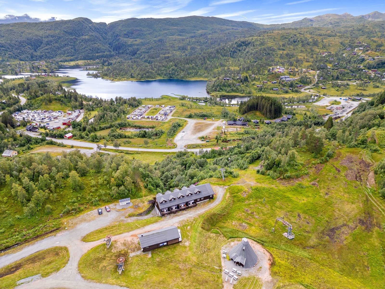 Bare en times kjøretur fra Bergen sentrum finner du denne flotte eiendommen! Kort vei til NAF´n/Kvamskogen Landhandleri, som har dagligvarebutikk, elbilladere og gassutsalg Galleribilde