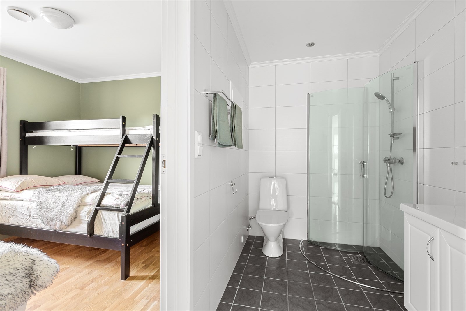 Fra baderommet er det direkte adkomst til soverommet, noe som gir en praktisk og komfortabel løsning Galleribilde