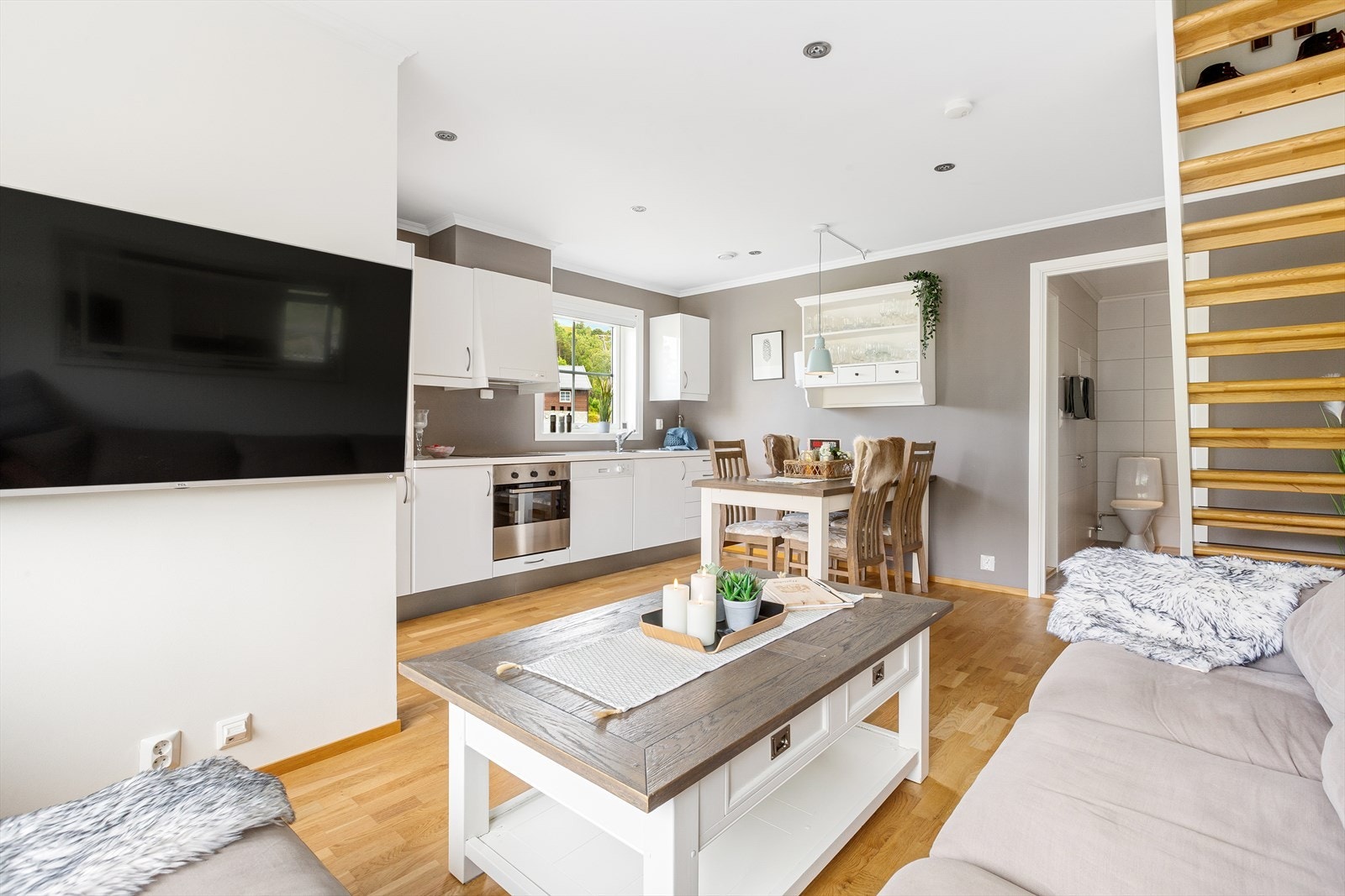 Stuen og kjøkkenet har en åpen løsning som gir en lys og luftig atmosfære Galleribilde