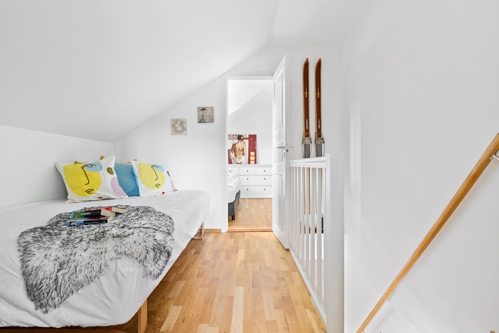 Sengeplassene er det mange av i leiligheten. Rommene i loftsetasjen er ikke byggemeldt som soverom. Galleribilde