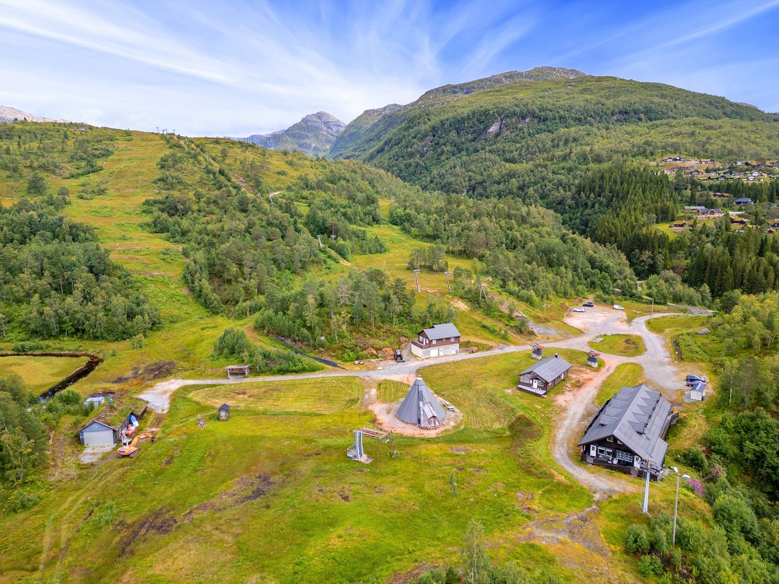 Om vinteren kan du nyte ca. 60 kilometer med preparerte skiløyper, blant annet fra Aktiven til Steinskvanndalen, mot Byrkjesete, til Jonshøgdi og Mødal Galleribilde