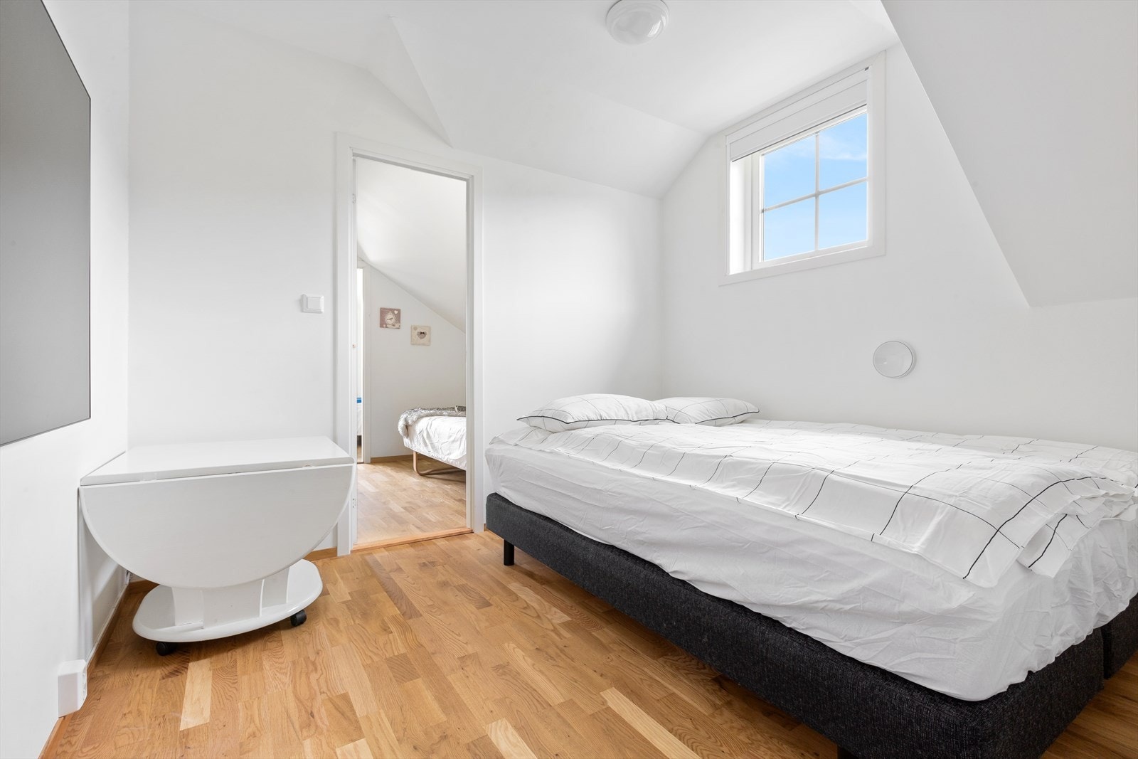 Loftsetasjen har tre rom benyttet som soverom og tilbyr rikelig med ekstra overnattingsplasser Galleribilde